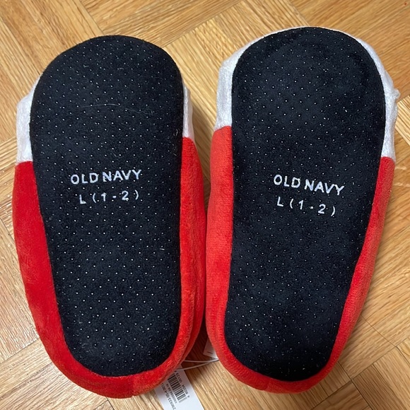 Brand new with tag Size L 1-2 Old Navy Santa Slippers - Picture 2 of 3